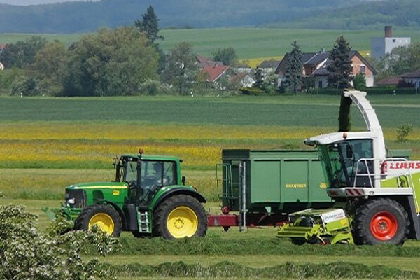 JOSILAC Maschinen während der Gras Ernte