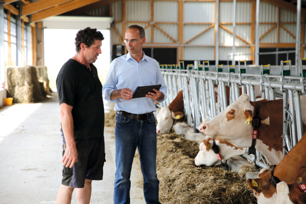 JOSERA Berater mit Landwirt im STall