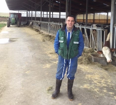 JOSERA, Alexandre baraban dans bâtiment vaches, Gaec du Trusey